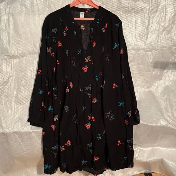 Black tunic featuring colorful floral patterns with the long sleeves - Picture 1 of 7